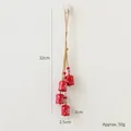 Kerstklokjes hanger van rood ijzer met sneeuwvlokken aan een rustiek jute touw decor - Rood