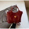Dettaglio borsa tote in pelle rosso scuro con decoro triangolare in metallo - Borgogna