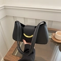 Bolso de hombro minimalista de piel sintética negra con hebilla dorada de media luna - Negro