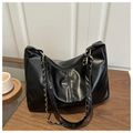 Dettaglio della borsa tote in pelle PU nera lucida con tracolla a catena dorata - Con Catena / Nero