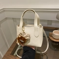 Borsa a secchiello bianco crema con trama litchi, doppi manici e ciondolo in peluche - Con Ciondolo / Bianco