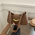 Bolso de hombro minimalista en cuero mate marrón oscuro con hebilla de media luna dorada - Marrón
