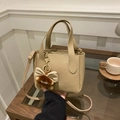 Borsa a secchiello beige minimalista con trama litchi e ciondolo a mostro - Con Ciondolo / Cachi