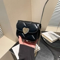 Mini borsa a spalla nera trapuntata con fibbia a cuore dorata e tracolla a catena - Nero