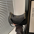 Bolso bandolera negro de media luna en cuero granulado con cadena dorada - Negro