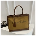 Dettaglio della borsa tote in tela con manici in pelle marrone e stampa Frida Kahlo - Marrone