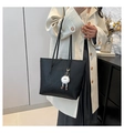 Sac fourre-tout minimaliste en cuir gaufré noir avec un joli pendentif en peluche - Avec Pendentif / Noir