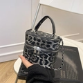 Zylindrische Handtasche mit Leopardenmuster, silberner Kette und Doppelreißverschluss - Schwarz