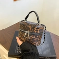 Zylinder-Eimertasche mit Leopardenmuster, schwarzem Griff und gewebtem Kettenriemen - Braun