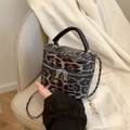 Modische Handtasche mit Leopardenmuster, silberner Metallkette und stabilem Griff - Braun