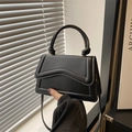Dettaglio borsa in pelle PU nera con cuciture geometriche e dettaglio manico a nodo - Nero
