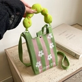 Detalle del bolso de punto con motivos florales y un asa acolchada en verde brillante - Flores Rayadas Rosa Verde (Estilo 7)