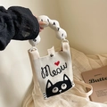 Detalle de mini bolso de punto crema con bordado de gato, texto Meow y cierre de metal fino - Gato Corazón Beige (Estilo 10)
