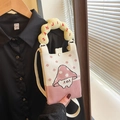 Dettaglio della borsa in maglia per telefono con motivo a fungo e manici gialli imbottiti - Fungo Rosa a Pois (Modello 2)