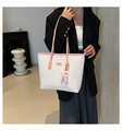 Sac fourre-tout en cuir blanc gaufré avec anses roses et charmant monstre en peluche - Avec Pendentif / Rose