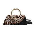 Bolso asimétrico con solapa de leopardo y asa trenzada de metal dorado para mujer - Caqui claro