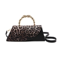 Bolso trapezoidal negro con solapa de leopardo y asa metálica trenzada en color dorado - Caqui oscuro