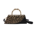 Bolso bandolera trapecio con estampado de leopardo y asa de metal dorado retorcido - Marrón