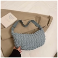 Detail der blau-grauen Puff-Tasche mit strukturierter Faltenoptik und verstellbarem Gurt - Blau