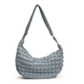 Minimalistische hellblaue Halbmond-Schultertasche mit Bubble-Struktur und Gurt - Blau