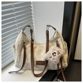 Dettaglio della borsa avorio con zip laterali ed etichetta in pelle marrone moda - Con Ciondolo / Bianco