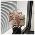Détail du sac matelassé avec ruban léopard et pendentif fleur de camélia doré - Grand / Blanc