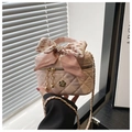 Détail du mini sac seau matelassé rose avec nœud ruban et ornement camélia doré - Grand / Rose