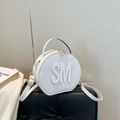 Schicke weiße runde Handtasche mit SM-Prägelogo und verstellbarem Umhängeriemen - Weiß