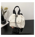 Detalle del bolso saco de nailon blanco roto con cierres plateados y asa de mano - Blanco