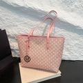 Rosa Shopper mit M-Muster und Metallanhänger auf weißem Marmorhintergrund - Rosa
