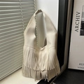 Bolso tote beige con flecos y textura de cuero granulado de estilo bohemio grande - Blanco
