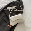 Sac sous le bras blanc motif crocodile avec boucle dorée sur veste grise - Blanc