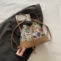 Secchiello stile etnico con ricami floreali e dettagli in pelle marrone elegante - Cachi