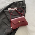 Sac sous les aisselles rouge foncé à texture crocodile et boucle dorée carrée - Rouge