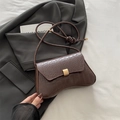 Sac porté épaule marron foncé à motif crocodile, boucle dorée et base incurvée - Marron