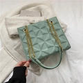 Schicke minzgrüne Schultertasche mit 3D-Relief und goldener Kette für modebewusste Damen - Grün