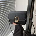 Piccola borsa a tracolla nera minimalista con fibbia dorata in stile moderno ed elegante - Nero