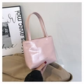 Detailansicht der hellrosa Lackleder-Handtasche mit glänzendem Finish und Schriftzug - Rosa