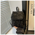 Detalle de la mochila negra de estilo retro con textura rugosa y cierre de cordón ajustable - Negro
