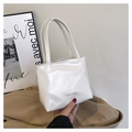 Detail einer weißen Lackleder-Tasche mit dem Aufdruck FASHION & BAGS für Damen - Weiß