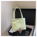 Gros plan du sac en cuir verni vert menthe avec logo Fashion & Bags gravé - Vert