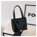 Detailansicht der schwarzen Lackledertasche mit Fashion & Bags Aufdruck und Griffen - Schwarz
