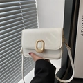 Piccola borsa a tracolla bianco crema con fibbia ovale dorata e cuciture fini - Bianco