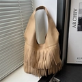 Bolso de hombro chic en cuero caqui con flecos largos bohemios y textura granulada - Caqui