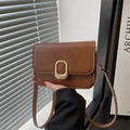 Borsa a tracolla quadrata marrone con chiusura ovale dorata e design moderno elegante - Marrone