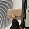 Elegante borsa a tracolla beige con fibbia ovale dorata e sottile tracolla in pelle - Cachi