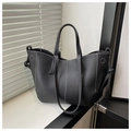 Dettaglio borsa tote in pelle martellata nera con cuciture bianche a contrasto e manici - Nero