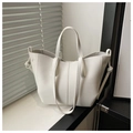 Dettaglio della borsa tote bianca in pelle PU a grana con decorazione a nodo sul fianco - Bianco