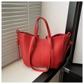 Dettaglio della borsa tote rossa con texture litchi e cuciture a contrasto bianche - Rosso