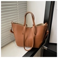 Vista macro della borsa tote marrone grana litchi con cuciture bianche a contrasto - Marrone